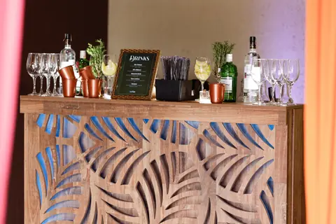 Bar compacto com painel vazado de folhas