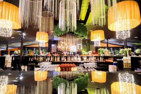Bar montado sob lustres de franja e luminárias de palha