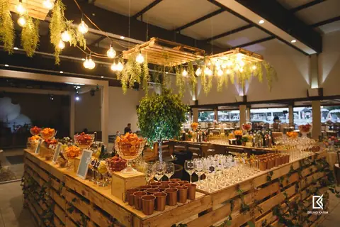 Balcão de madeira com frutas, ervas e taças prontas