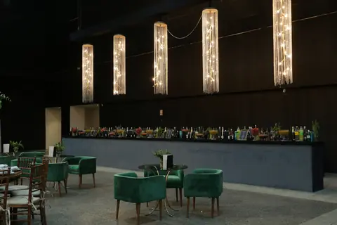 Lounge com bar corrido e poltronas