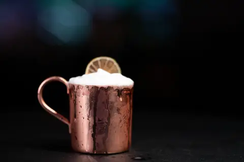 Moscow Mule na caneca de cobre com espuma Two