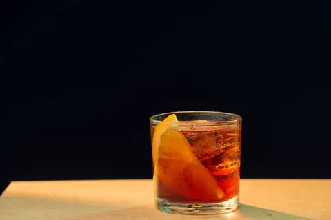 Drink no copo baixo com casca de laranja