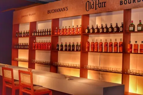 Bar com prateleira de garrafas iluminada