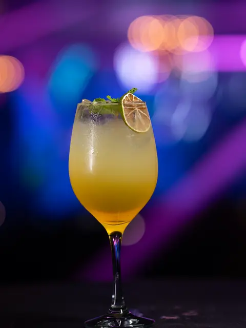 Drink amarelo com limão desidratado